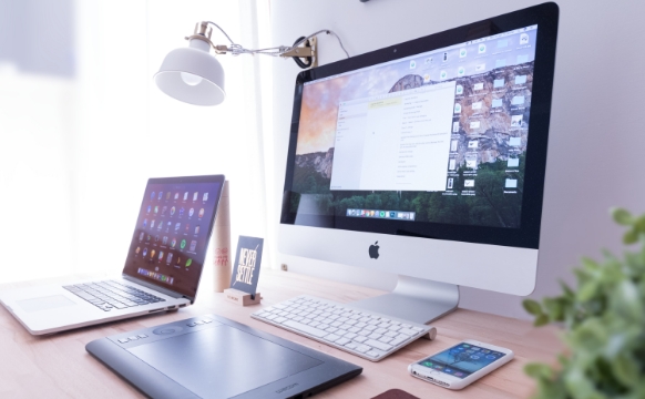 在宅ワークやWeb制作に最適なMac中心のデスク環境。クリエイティブな仕事場の一例